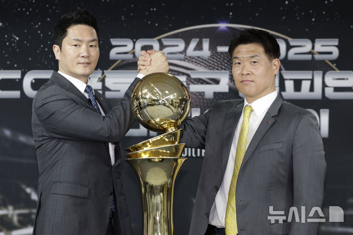 전희철(왼쪽) 감독과 조상현 감독이 1일 서울 강남구 KBL센터에서 열린 2024-2025 KCC 프로농구 챔피언결정전 미디어데이에서 기념촬영을 하고 있다. /사진=뉴시스