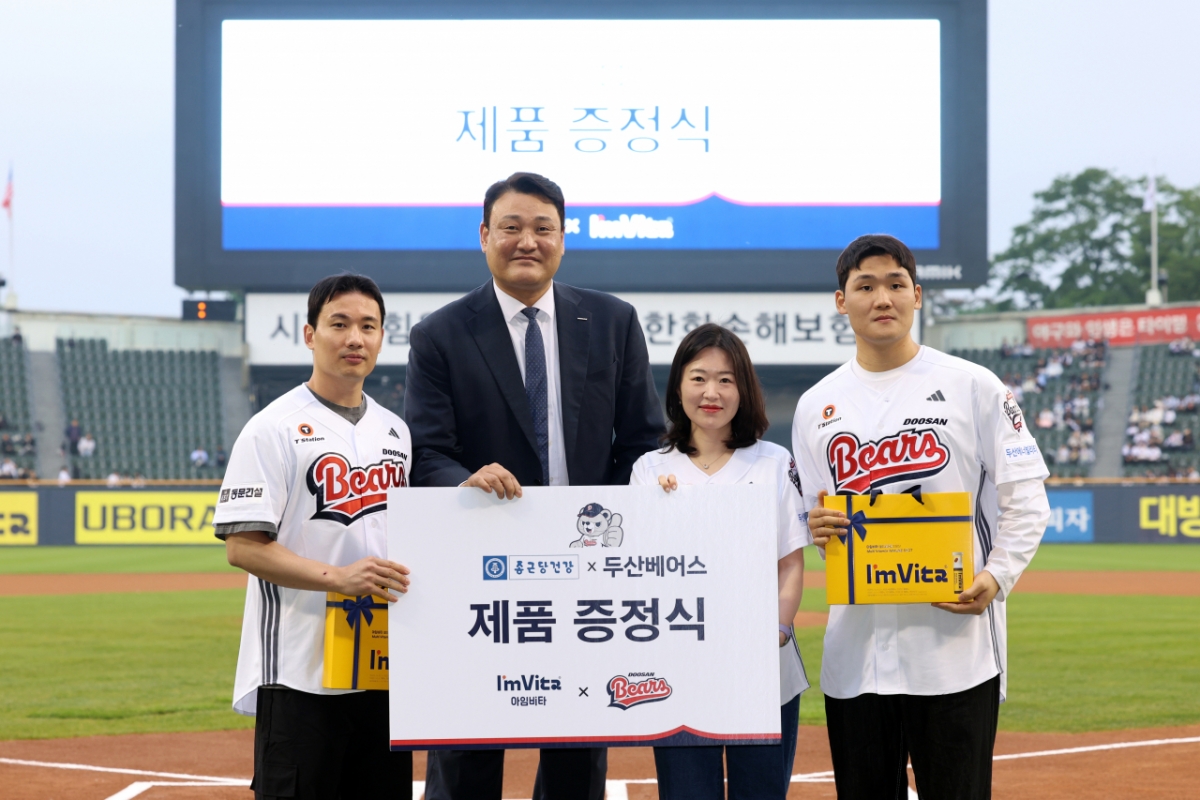 챔피언결정전 MVP 이한솔(왼쪽)과 윤경신(왼쪽에서 두 번째) 감독, 그리고 3차전 MVP 김태웅. /사진=두산 베어스 제공