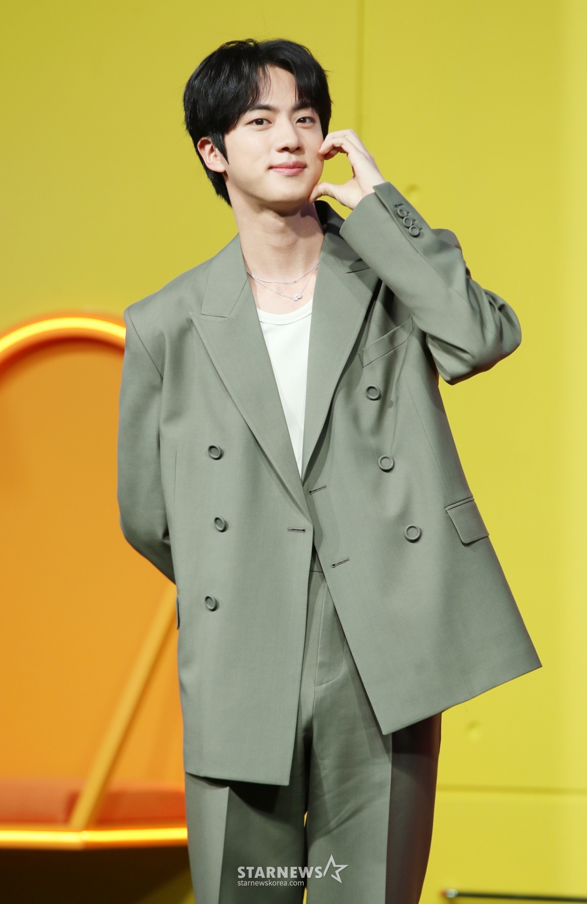 그룹 방탄소년단(BTS) 진이 15일 오전 서울 종로구 JW매리어트 동대문에서 열린 넷플릭스 시리즈 새 예능 '대환장 기안장' 기자간담회에 참석해 포즈를 취하고 있다. /2025.04.15 /사진=김휘선 hwijpg@