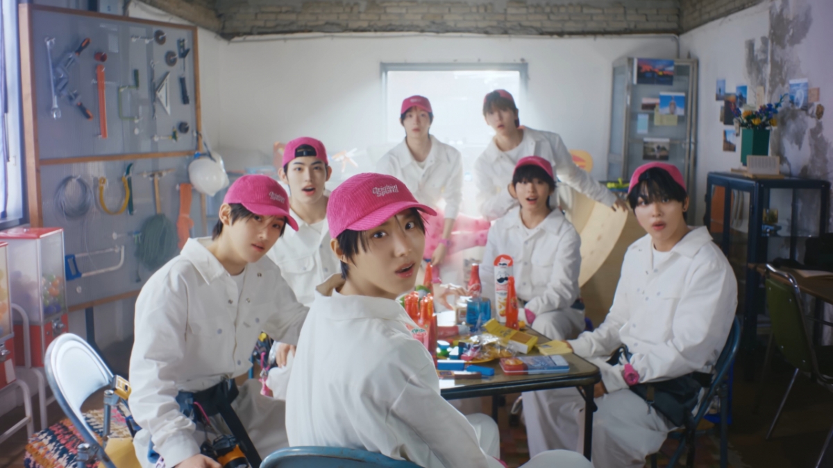 킥플립 미니 2집 트레일러 영상 캡처본(맨 왼쪽부터 시계방향으로 계훈, 민제, 동화, 동현, 케이주, 아마루, 주왕)/사진제공=JYP엔터테인먼트