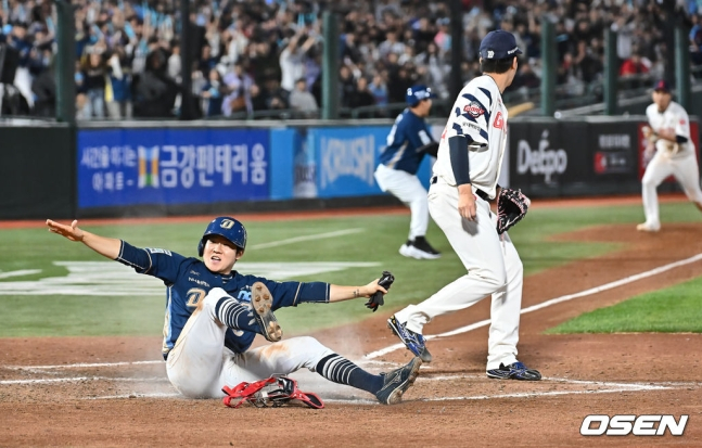 NC 박민우(왼쪽)가 2일 사직 롯데전에서 8회초 김원중의 폭투 때 홈으로 들어오고 있다.
