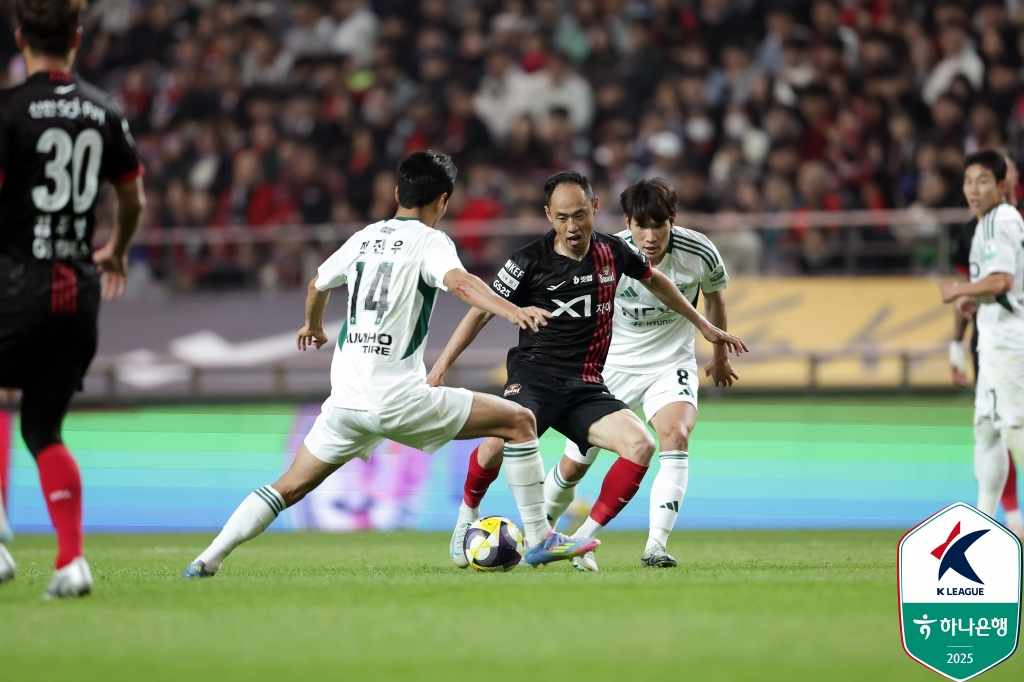 볼 컨트롤하는 문선민. /사진=한국프로축구연맹 제공