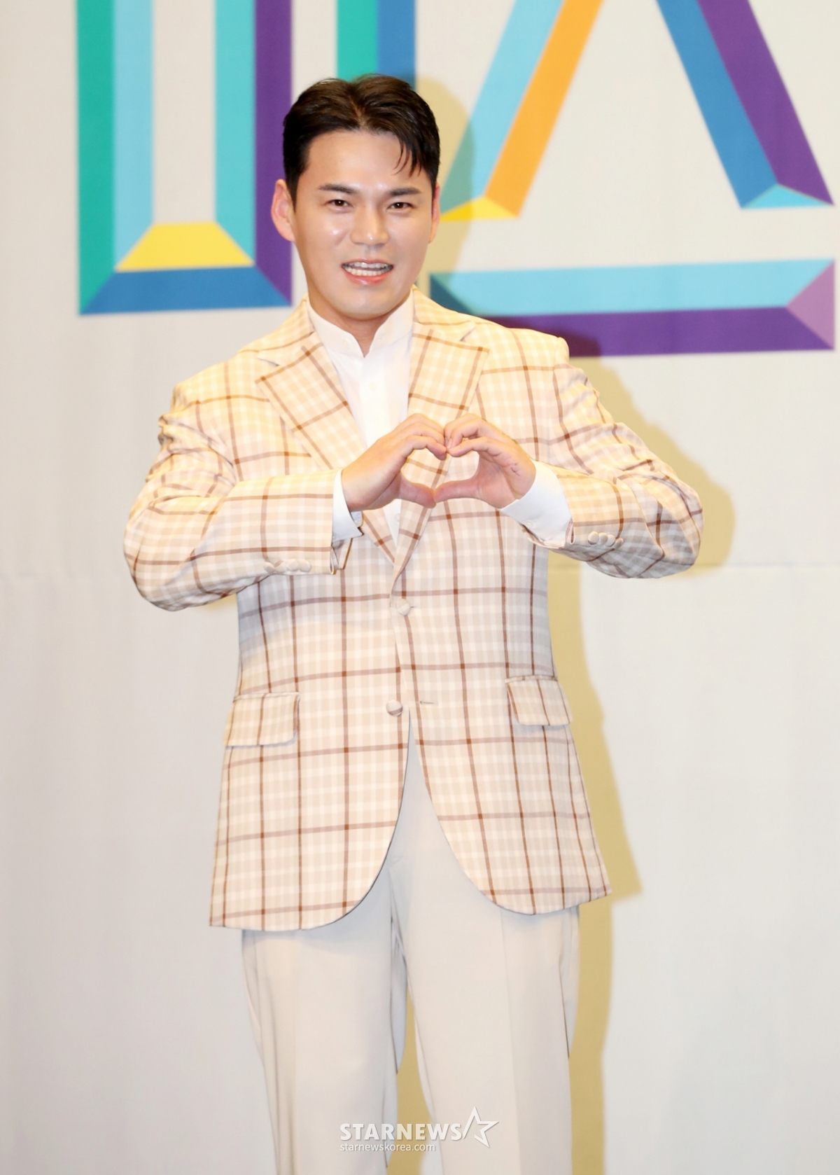 가수 천록담(이정)이 24일 오전 서울 마포구 스탠포드호텔에서 열린 TV조선 '미스터트롯3' TOP7 기자간담회에서 포즈를 취하고 있다. /사진=김휘선 hwijpg@