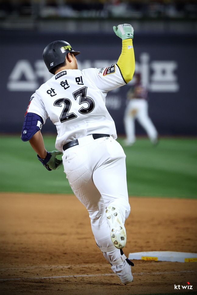 2일 키움전 홈런을 날리고 세리머니를 하는 안현민. /사진=KT 위즈 제공