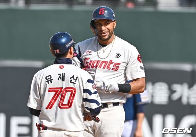롯데 레이예스가 4일 사직 NC전에서 3타점 2루타를 터트렸다.