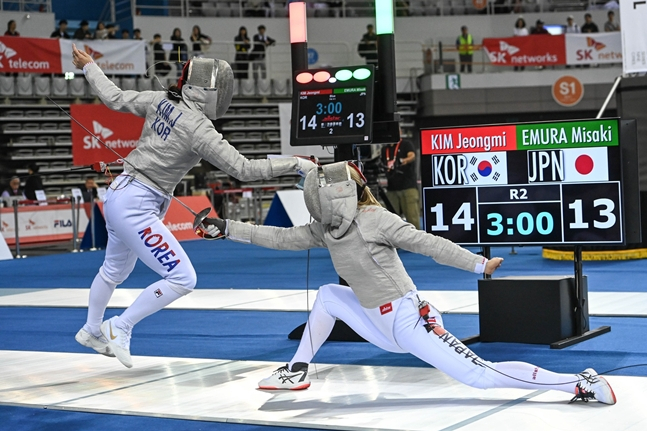 김정미(왼쪽)과 에무라의 16강전 모습/사진=국제펜싱연맹