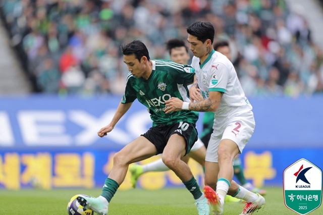 경기에 집중하는 전북현대 송민규(왼쪽)와 대전하나시티즌 박규현. /사진=한국프로축구연맹 제공