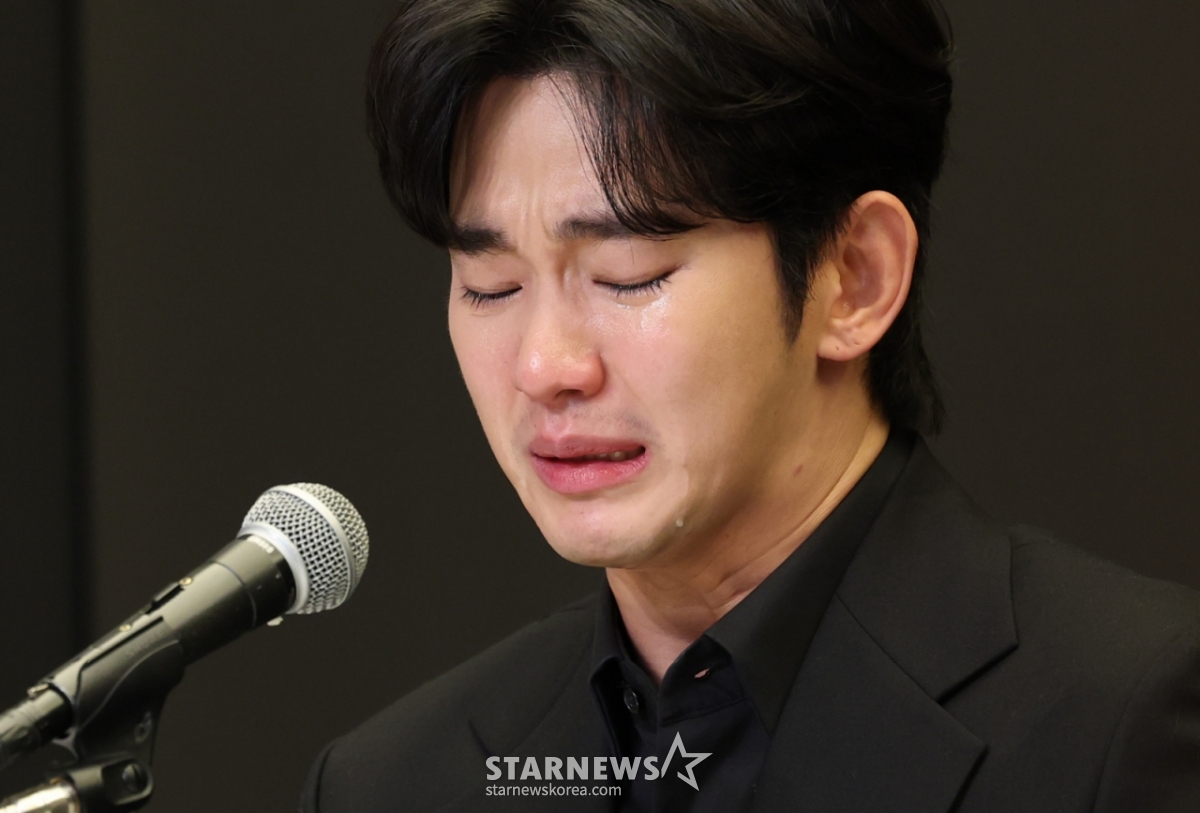 (서울=뉴스1) 권현진 기자 = 배우 김수현이 31일 오후 서울 마포구 스탠포트호텔에서 긴급 기자회견을 열고 고(故) 김새론이 미성년자일 때부터 교제했다는 의혹을 비롯한 각종 논란에 대해 입장을 밝히고 있다. 2025.3.31/뉴스1 Copyright © 뉴스1. All rights reserved. 무단 전재 및 재배포, AI학습 이용 금지. /사진=(서울=뉴스1) 권현진 기자