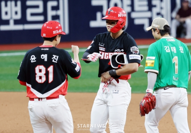 8회 3타점 적시타를 친 김도영(가운데). /사진=강영조 선임기자