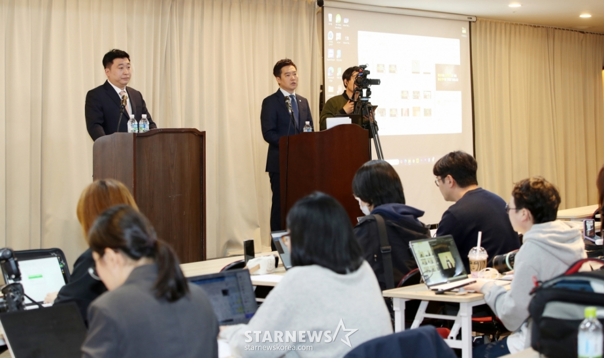故 김새론씨 유족 측 법률대리인 부지석 변호사, 가세연 김세의 대표가 7일 서울 강남구 모처에서 배우 김수현 관련 기자회견을 열고 녹취록을 공개하고 있다. /2025.05.07 /사진=김휘선 hwijpg@