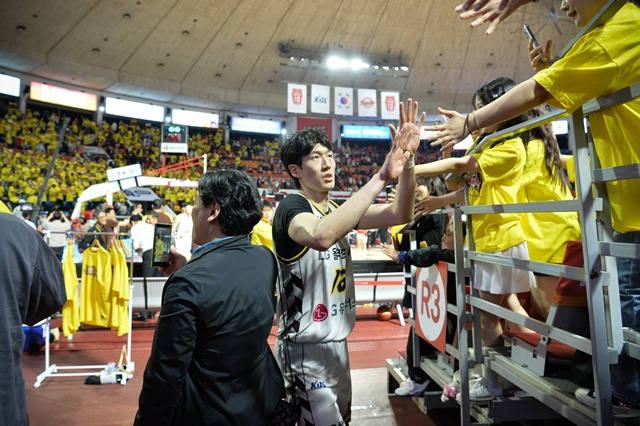 팬들과 인사하는 정인덕(가운데). /사진=KBL 제공