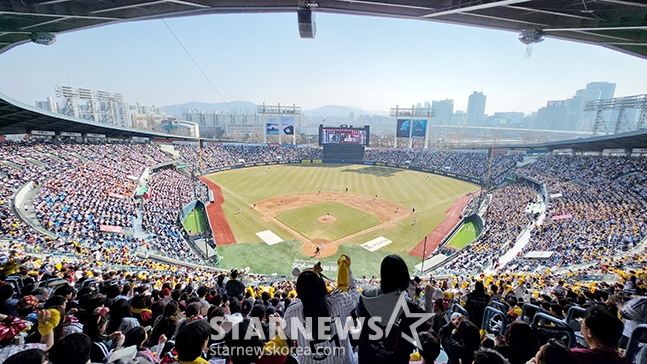 잠실야구장에 몰린 만원 관중. /사진=김진경 대기자