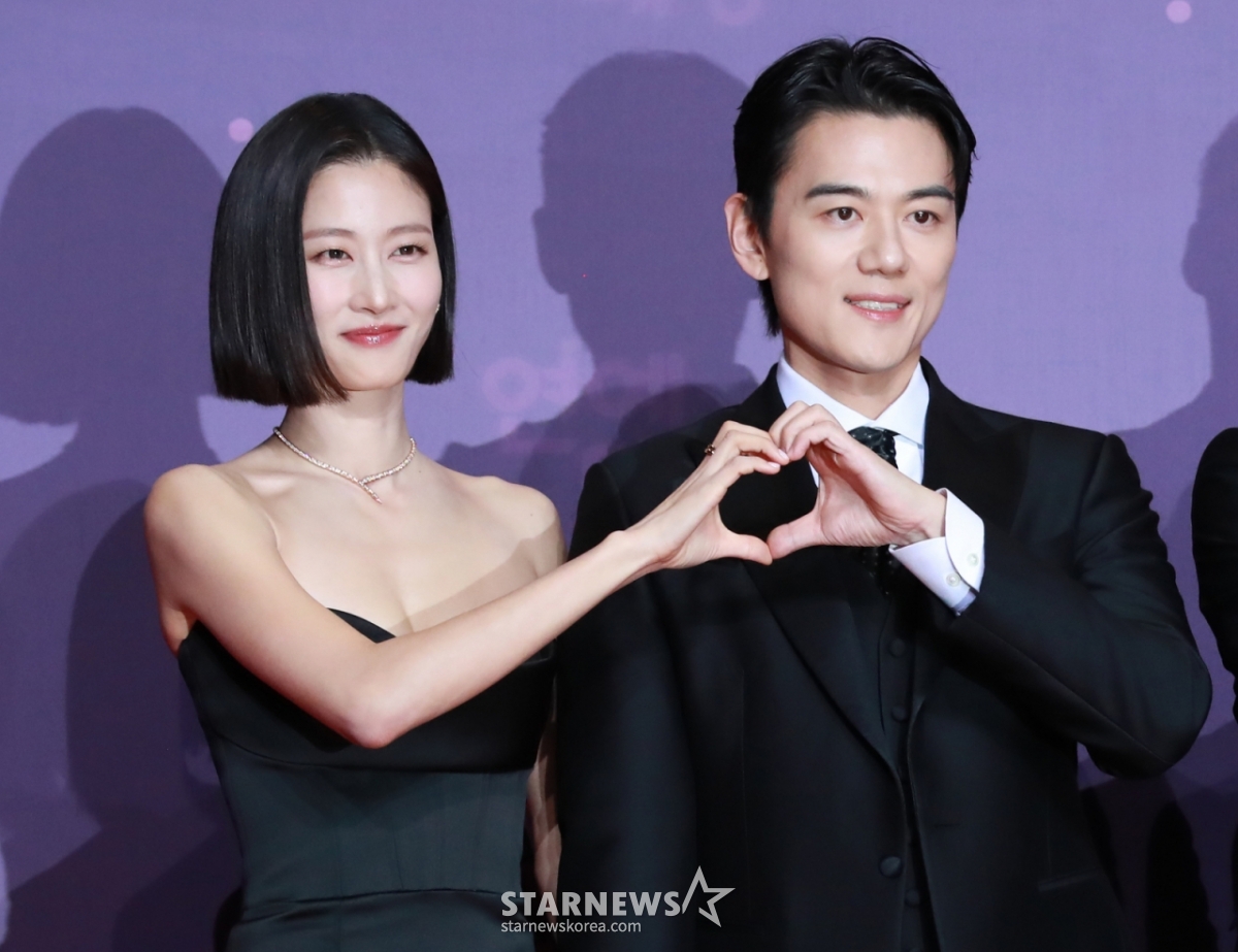 이현이-홍성기 부부가 29일 오후 서울 상암동 SBS 프리즘센터에서 진행된 2023 SBS 연예대상 포토월 행사에 참석해 포즈를 취하고 있다. /2023.12.30 /사진=이동훈