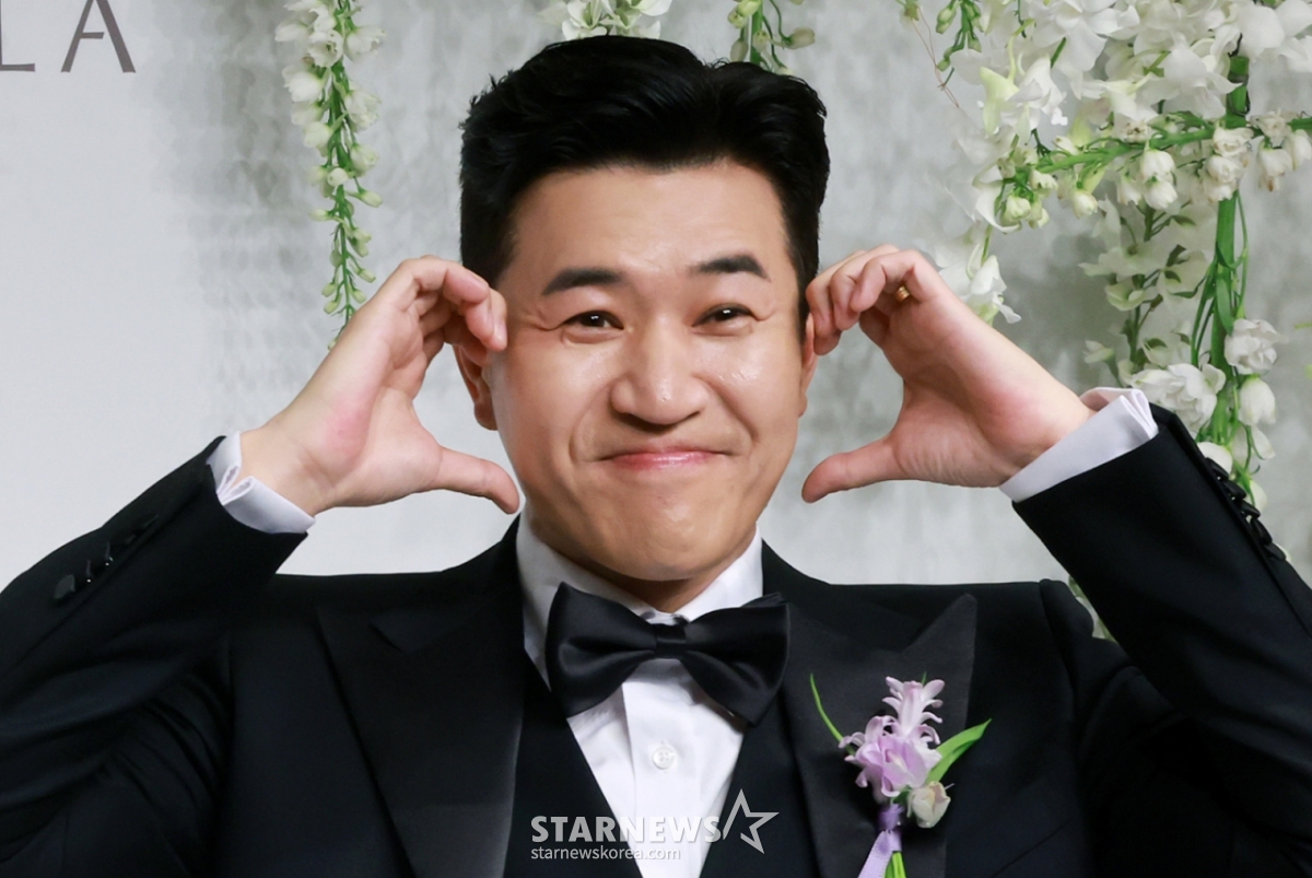 (서울=뉴스1) 김진환 기자 = 그룹 코요테의 김종민이 20일 오후 서울 중구 신라호텔 영빈관 에메랄드홀에서 열리는 결혼식 기자회견에 참석해 포즈를 취하고 있다. /사진=(서울=뉴스1) 김진환 기자