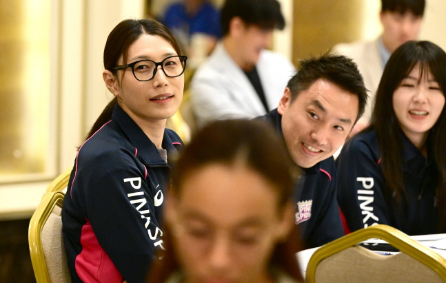흥국생명의 어드바이저로 함께 한 김연경(왼쪽). /사진=KOVO 제공