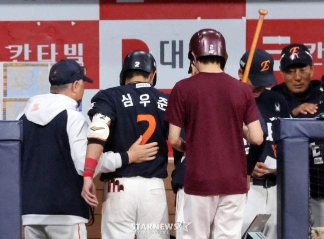 한화 심우준이 10일 고척스카이돔에서 열린 2025 KBO리그 키움히어로즈와 한화이글스 경기 4회초 사구를 맞고 교체되자 김경문 한화 감독(맨 왼쪽)이 부축해주고 있다. /사진=강영조 선임기자