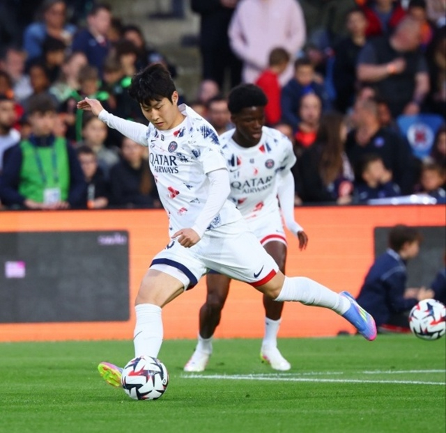 경기 전 몸을 푸는 이강인. /사진=PSG SNS