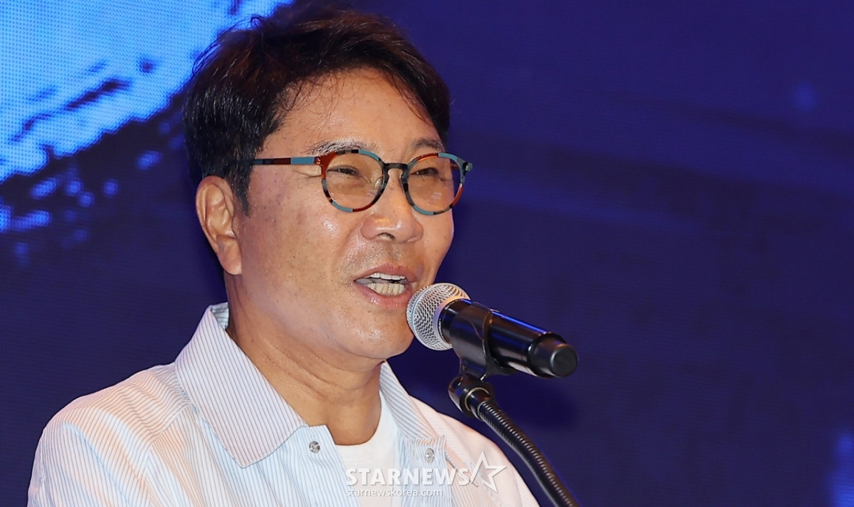 (서울=뉴스1) 김진환 기자 = 이수만 SM엔터테인먼트 전 총괄 프로듀서가 30일 오전 서울 영등포구 여의도 콘래드호텔에서 열린 국제저작권관리단체연맹(CISAC) 세계총회에 참석해 기조연설을 하고 있다. 국제저작권관리단체연맹(CISAC)은 1926년 창립돼 전 세계 116개국 225개 저작권 단체를 회원으로 두고 d 음악, 드라마, 문학 등을 아우르는 문화예술 분야 창작자 약 500만명이 회원으로 참여한 세계 최대 규모 저작권 관련 비정부 기구다. 2024.5.30/뉴스1 Copyright © 뉴스1. All rights reserved. 무단 전재 및 재배포, AI학습 이용 금지. /사진=(서울=뉴스1) 김진환 기자