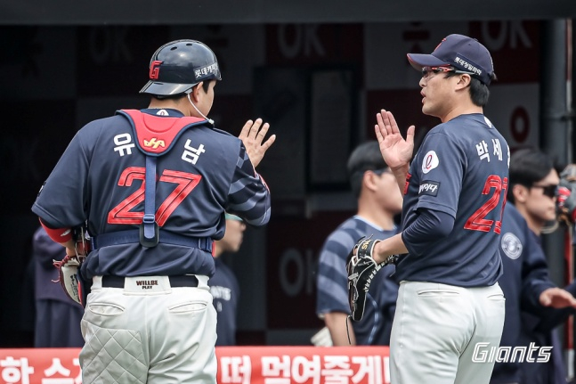 롯데 박세웅(오른쪽)이 11일 수원 KT전에서 포수 유강남과 이야기를 나누고 있다. /사진=롯데 자이언츠 제공