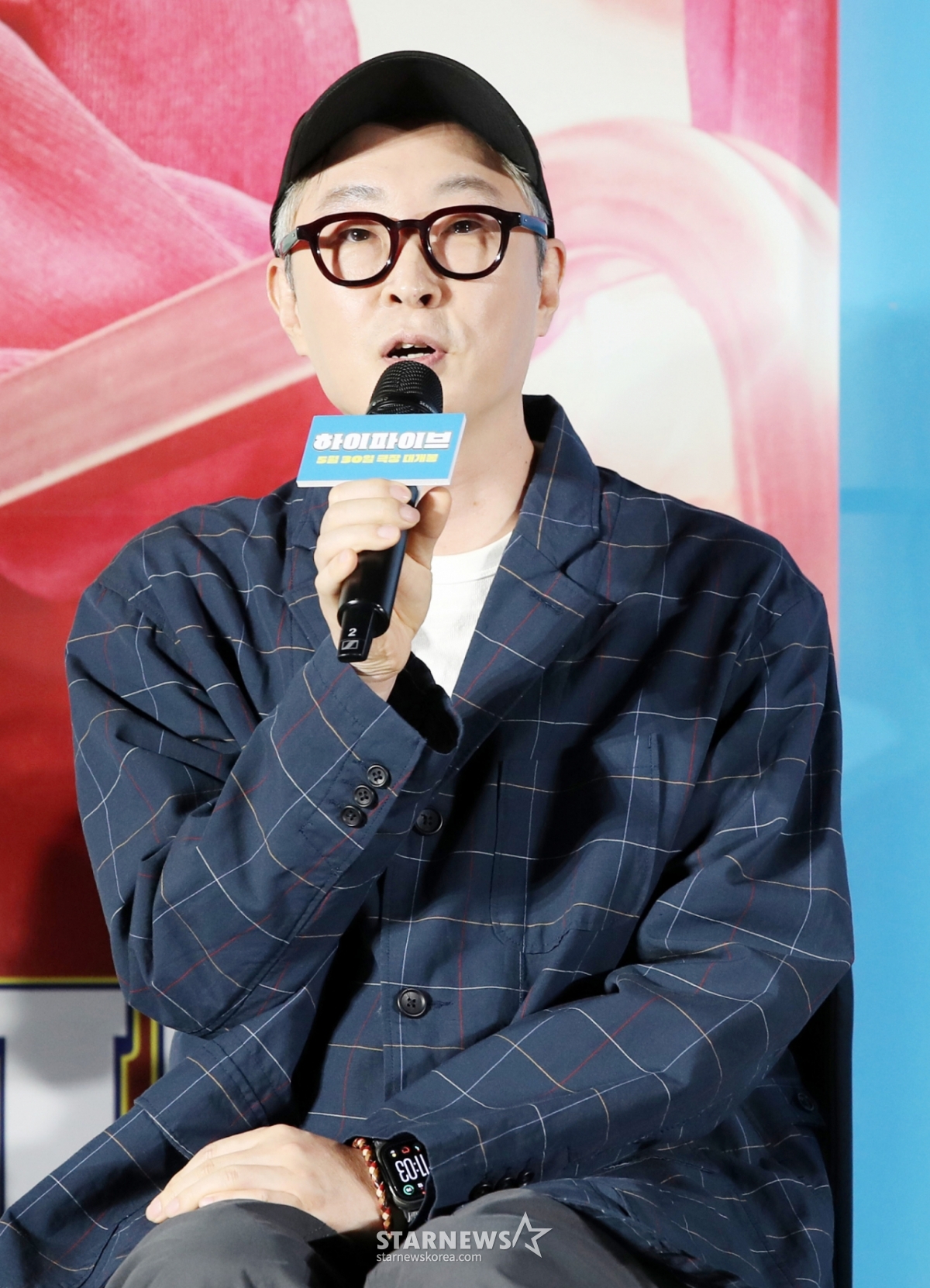 강형철 감독이 12일 오전 서울 광진구 롯데시네마 건대입구에서 열린 영화 '하이파이브'(감독 강형철) 제작보고회에 참석해 인사말을 하고 있다. /2025.05.12 /사진=김휘선 hwijpg@