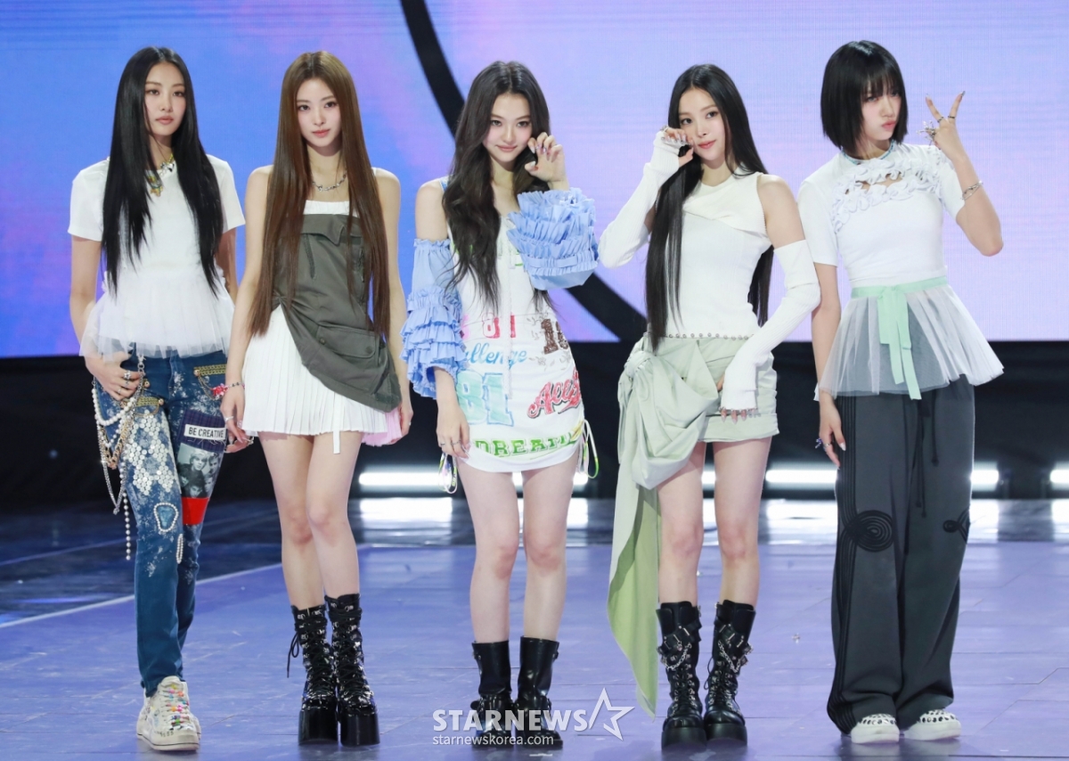 걸그룹 미야오(MEOVV)가 12일 오후 서울 마포구 상암동 SBS 프리즘타워에서 진행된 첫 EP 'MY EYES OPEN VVIDE' 발매기념 쇼케이스에서 포즈를 취하고 있다. /2025.05.12 /사진=이동훈 photoguy@