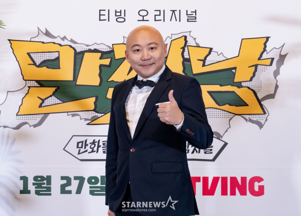 만화가 주호민이 27일 오전 온라인 생중계로 진행된 티빙 새 예능 '만찢남' 제작발표회에 참석해 포즈를 취하고 있다. 이말년, 주호민, 기안84, 주우재 네 남자의 툰생툰사 무인도 생존기 '만찢남'은 오늘(27일) 첫 방송된다. /사진제공=티빙 2023.01.27