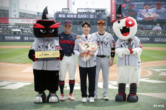 신본기(가운데)가 11일 수원 KT-롯데전에 앞서 열린 자신의 은퇴식에서 롯데 전준우(왼쪽), KT 장성우와 함께 기념사진을 찍고 있다. /사진=KT 위즈 제공