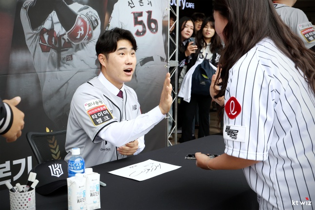 신본기가 11일 수원 KT-롯데전에 앞서 열린 자신의 은퇴식을 찾아온 롯데팬에게 사인해주고 있다. /사진=KT 위즈 제공