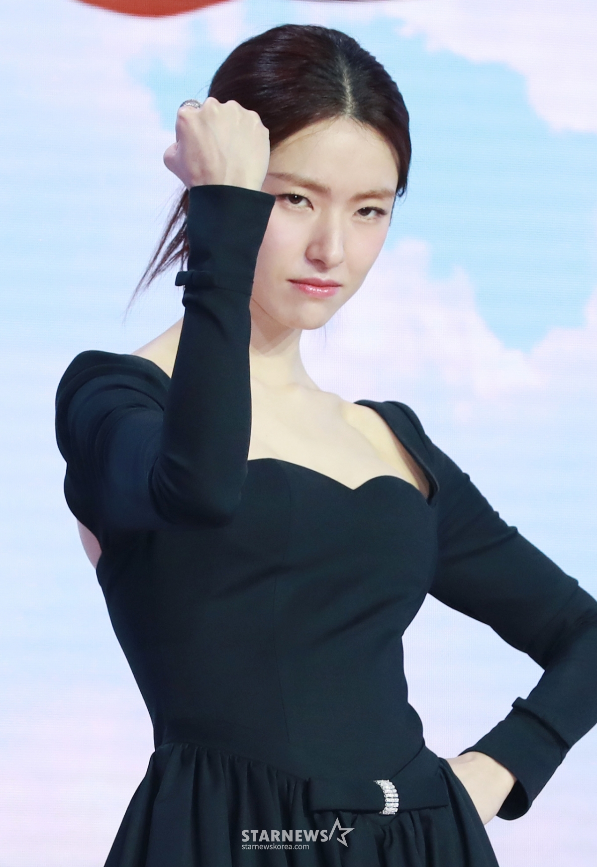 배우 하영이 21일 오전 서울 강남구 그랜드 인터컨티넨탈 파르나스 호텔에서 진행된 넷플릭스 오리지널 시리즈 '중증외상센터' 제작발표회에 참석해 포즈를 취하고 있다. 전장을 누비던 천재 외과 전문의 백강혁(주지훈)이 유명무실한 중증외상팀을 심폐 소생하기 위해 부임하면서 벌어지는 통쾌한 이야기 '중증외상센터'는 오는 24일 공개된다. /2025.01.21 /사진=이동훈 photoguy@