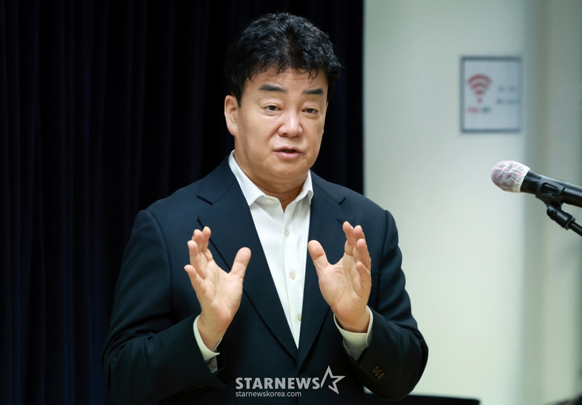 (서울=뉴스1) 김진환 기자 = 백종원 더본코리아 대표가 28일 서울 서초구 스페이스쉐어 강남역센터에서 열린 정기 주주총회에서 발언하고 있다. 2025.3.28/뉴스1 Copyright © 뉴스1. All rights reserved. 무단 전재 및 재배포, AI학습 이용 금지. /사진=(서울=뉴스1) 김진환 기자