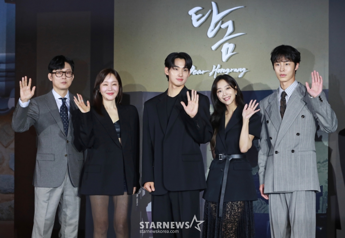 배우 박병은, 엄지원, 정가람, 조보아, 이재욱이 13일 오전 서울 신도림 라마다호텔에서 진행된 넷플릭스 오리지널 시리즈 '탄금' 제작발표회에 참석해 포즈를 취하고 있다. 실종되었던 조선 최대 상단의 아들 ‘홍랑’이 기억을 잃은 채 12년 만에 돌아오고, 이복누이 ‘재이’만이 그의 실체를 의심하는 가운데 둘 사이 싹트는 알 수 없는 감정을 그린 미스터리 멜로 사극 '탄금'은 오는 16일 공개된다. /2025.05.13 /사진=이동훈 photoguy@