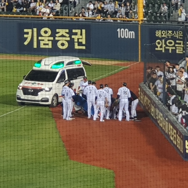 LG 홍창기가 13일 잠실 키움전 9회말 2사 만루에서 수비 도중 김민수와 부딪혀 쓰러졌다. 구급차가 들어왔고 동료 선수들이 걱정스럽게 지켜보고 있다. /사진=김동윤 기자