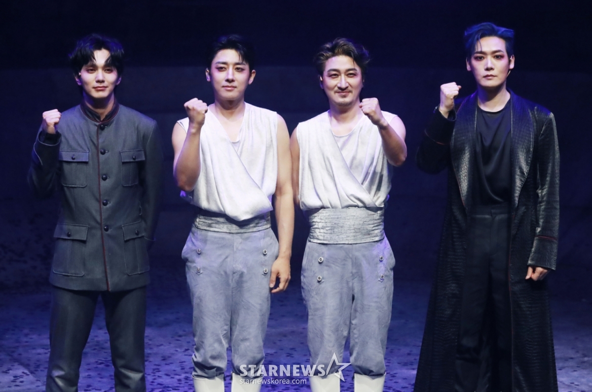 배우 유승호, 손호준, 김준원, 양지원이 13일 오후 서울 서강대학교 메리홀에서 진행된 연극 '킬링시저' 프레스콜에서 유승호 등 출연배우들이 열연하고 있다. . '킬링 시저'는 공화정을 지킨다는 명분으로 벌어진 시저 암살이 결국 또 다른 독재자를 탄생시킨 아이러니를 다룬 작품이다. /2025.05.13 /사진=이동훈 photoguy@