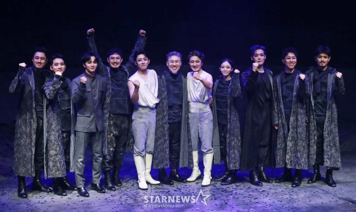유승호, 손호준, 김준원, 양지원 등 출연배우이 13일 오후 서울 서강대학교 메리홀에서 진행된 연극 '킬링시저' 프레스콜에서 유승호 등 출연배우들이 열연하고 있다. . '킬링 시저'는 공화정을 지킨다는 명분으로 벌어진 시저 암살이 결국 또 다른 독재자를 탄생시킨 아이러니를 다룬 작품이다. /2025.05.13 /사진=이동훈 photoguy@