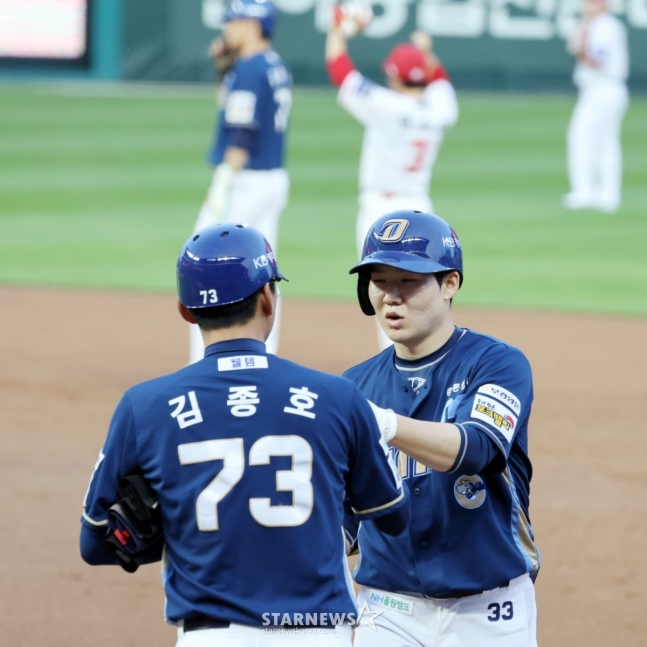 NC 박민우(오른쪽)가 14일 SSG전 적시타를 날리고 김종호 코치와 하이파이브를 하고 있다. /사진=강영조 선임기자