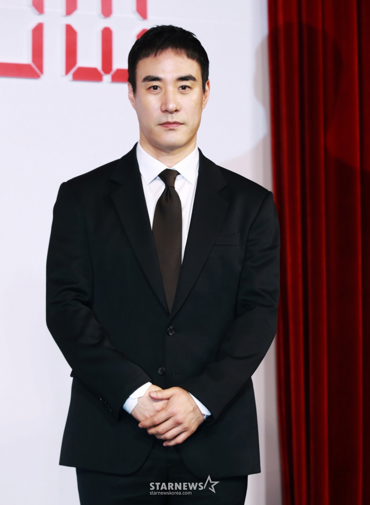 배우 배성우가 10일 오전 앰배서더 서울 풀만 호텔에서 진행된 넷플릭스 오리지널 시리즈 '더 에이트 쇼' 제작발표회에서 포즈를 취하고 있다. 8명의 인물이 8층으로 나뉜 비밀스런 공간에 갇혀 ‘시간이 쌓이면 돈을 버는’ 달콤하지만 위험한 쇼에 참가하면서 벌어지는 이야기 '더 에이트 쇼'는 오는 17일 공개된다. /2024.05.10 /사진=이동훈