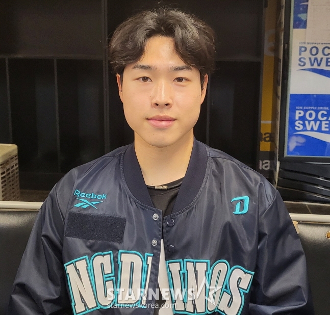 NC 목지훈이 14일 SSG전 승리를 챙긴 뒤 취재진과 인터뷰를 하고 있다. /사진=안호근 기자