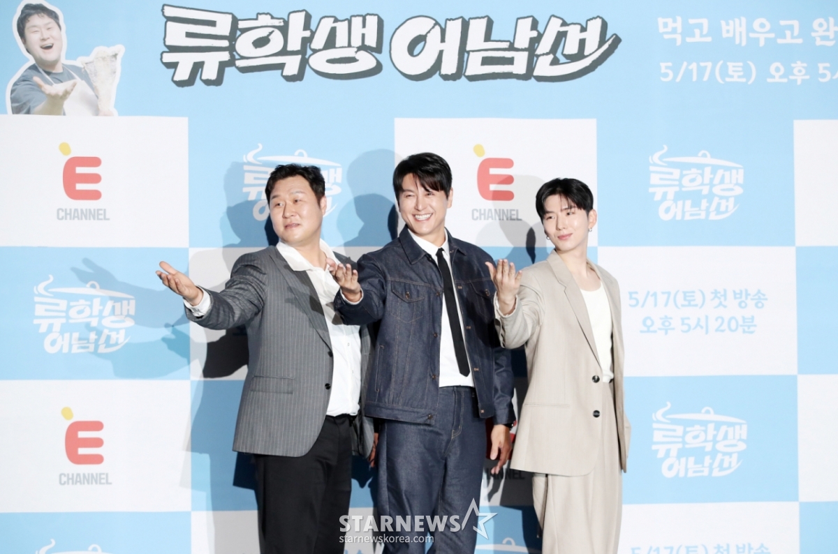 배우 윤경호, 류수영, 몬스타엑스 기현이 15일 오전 서울 종로구 씨네큐브에서 열린 E채널 '류학생 어남선' 제작발표회에 참석해 포즈를 취하고 있다. /2025.05.15 /사진=김휘선 hwijpg@