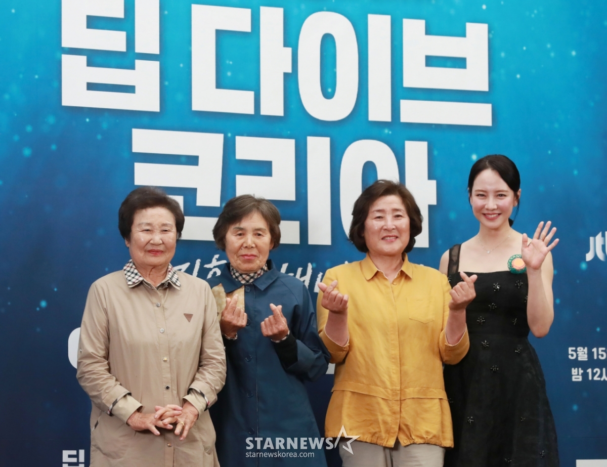 배우 송지효가 15일 오후 서울 마포구 스탠포드호텔에서 진행된 JTBC 다큐멘터리 '딥 다이브 코리아: 송지효의 해녀 모험' 제작발표회에 참석해 함께 출연한 해녀 박미정, 오기숙, 현순심과 포즈를 취하고 있다. 제주에서 해녀 물질에 도전하고 그들과 진정한 유대감을 형성해 나가는 여정을 그린 3부작 '딥 다이브 코리아: 송지효의 해녀 모험'은 오늘(15일)밤 첫 방송된다. /2025.05.15 /사진=이동훈 photoguy@