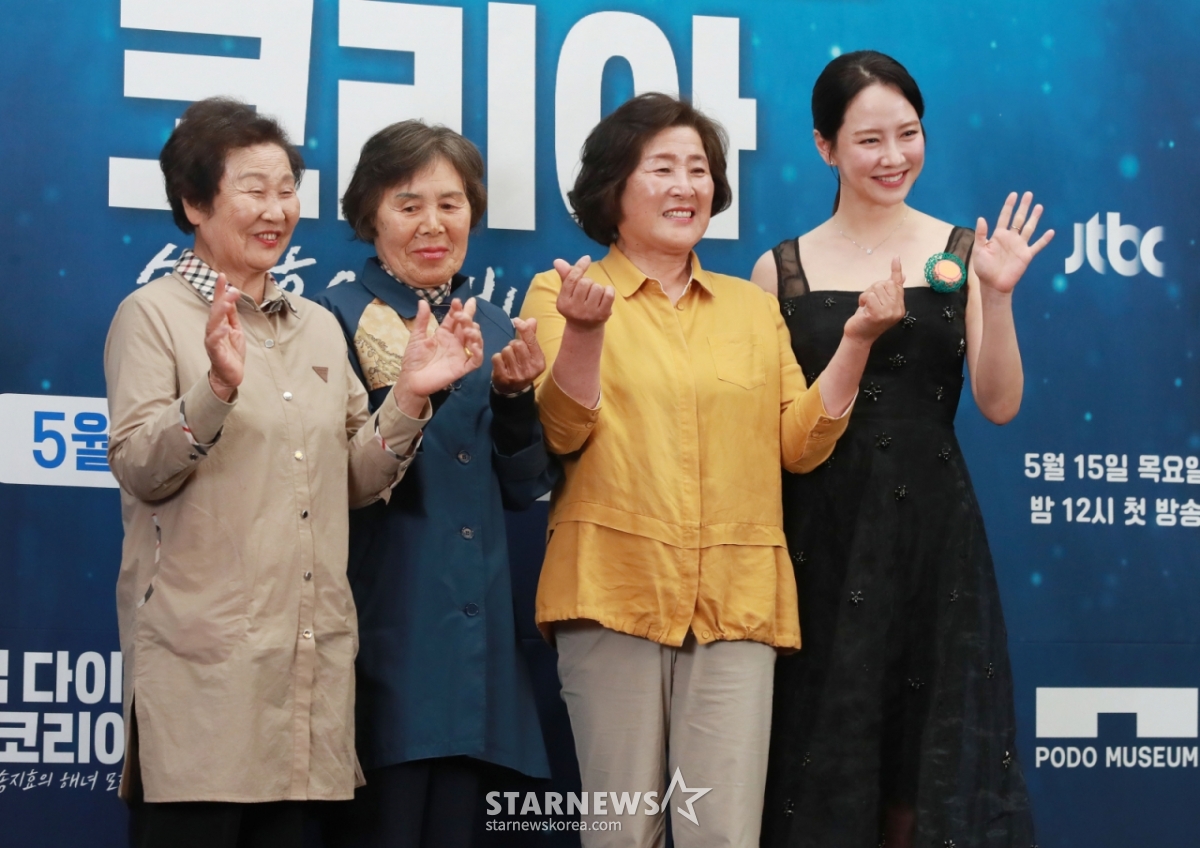 배우 송지효가 15일 오후 서울 마포구 스탠포드호텔에서 진행된 JTBC 다큐멘터리 '딥 다이브 코리아: 송지효의 해녀 모험' 제작발표회에 참석해 함께 출연한 해녀 박미정, 오기숙, 현순심과 포즈를 취하고 있다. 제주에서 해녀 물질에 도전하고 그들과 진정한 유대감을 형성해 나가는 여정을 그린 3부작 '딥 다이브 코리아: 송지효의 해녀 모험'은 오늘(15일)밤 첫 방송된다. /2025.05.15 /사진=이동훈 photoguy@