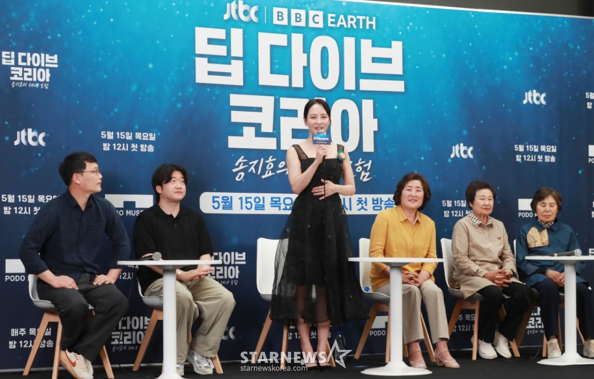 배우 송지효가 15일 오후 서울 마포구 스탠포드호텔에서 진행된 JTBC 다큐멘터리 '딥 다이브 코리아: 송지효의 해녀 모험' 제작발표회에 참석해 인사말을 하고 있다. 제주에서 해녀 물질에 도전하고 그들과 진정한 유대감을 형성해 나가는 여정을 그린 3부작 '딥 다이브 코리아: 송지효의 해녀 모험'은 오늘(15일)밤 첫 방송된다. /2025.05.15 /사진=이동훈 photoguy@