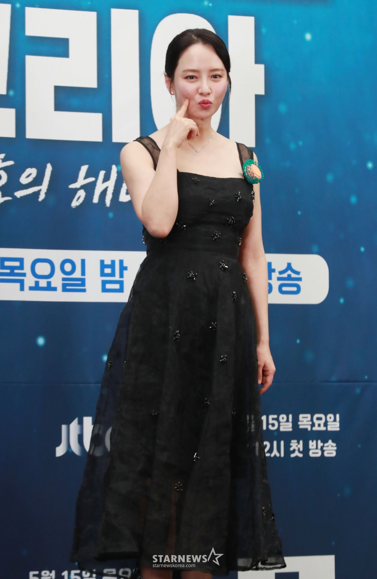 배우 송지효가 15일 오후 서울 마포구 스탠포드호텔에서 진행된 JTBC 다큐멘터리 '딥 다이브 코리아: 송지효의 해녀 모험' 제작발표회에 참석해 포즈를 취하고 있다. 제주에서 해녀 물질에 도전하고 그들과 진정한 유대감을 형성해 나가는 여정을 그린 3부작 '딥 다이브 코리아: 송지효의 해녀 모험'은 오늘(15일)밤 첫 방송된다. /2025.05.15 /사진=이동훈 photoguy@