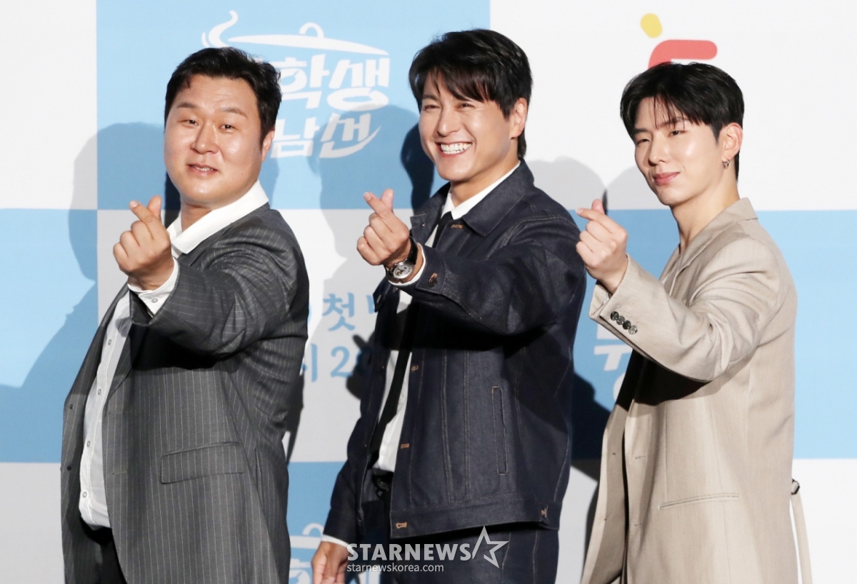 배우 윤경호, 류수영, 몬스타엑스 기현이 15일 오전 서울 종로구 씨네큐브에서 열린 E채널 '류학생 어남선' 제작발표회에 참석해 포즈를 취하고 있다. /2025.05.15 /사진=김휘선 hwijpg@