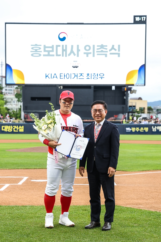 최형우(왼쪽)과 길강묵 소장. /사진=KIA 타이거즈