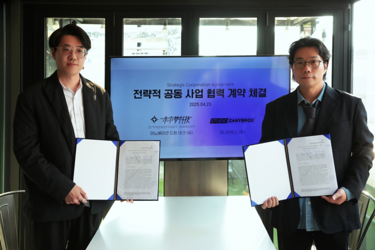 AI 기반 콘텐츠 제작 및 플랫폼 개발을 위한 전략적 사업 제휴를 체결한 중국 회사 FOX대표(왼쪽)와 쟈니브로스 김홍준대표(오른쪽)/사진제공=쟈니브로스(Zany Bros)