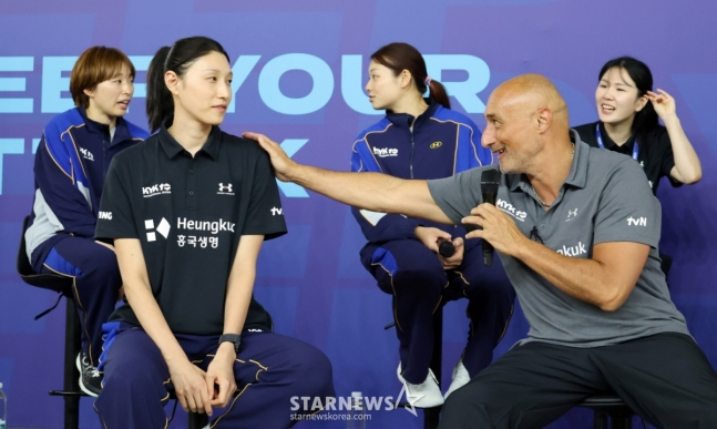 아본단자 감독(오른쪽)이 감독 데뷔전을 치르는 김연경에게 행운을 빌고 있다. /사진=강영조 선임기자