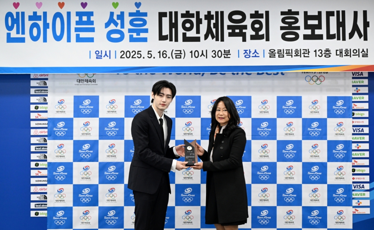 김나미(오른쪽) 대한체육회 사무총장과 엔하이픈 성훈. /사진=대한체육회 제공