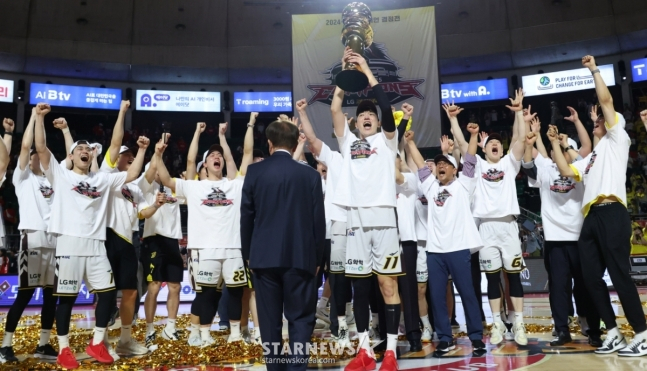 2024-2025 KBL 챔피언결정전 7차전 SK-LG전이 서울 잠실학생체육관에서 열렸다. 창단 첫 우승을 차지한 LG 선수들이 우승 트로피를 들고 환호하고 있다. /사진=김진경 대기자