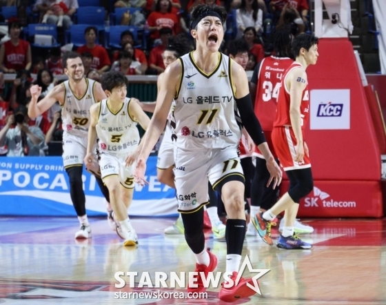허일영이 17일 서울 잠실학생체육관에서 열린 창원 LG 대 서울 SK의 '2024~20254시즌 KCC 프로농구 챔피언결정전' 7차전에서 포효하고 있다. /사진=김진경 대기자