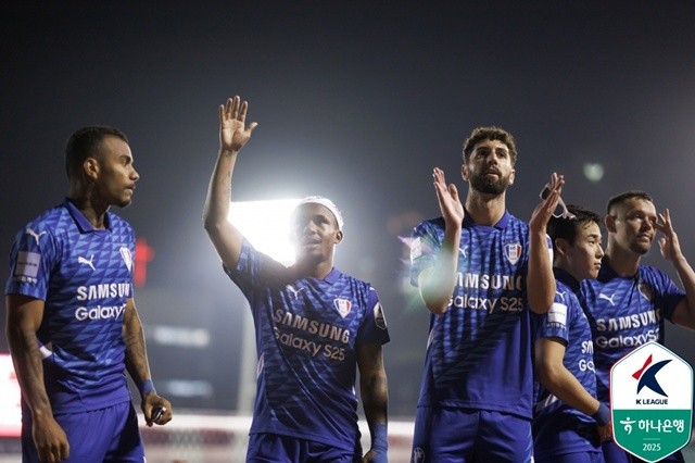 기뻐하는 수원삼성 선수들. /사진=한국프로축구연맹 제공